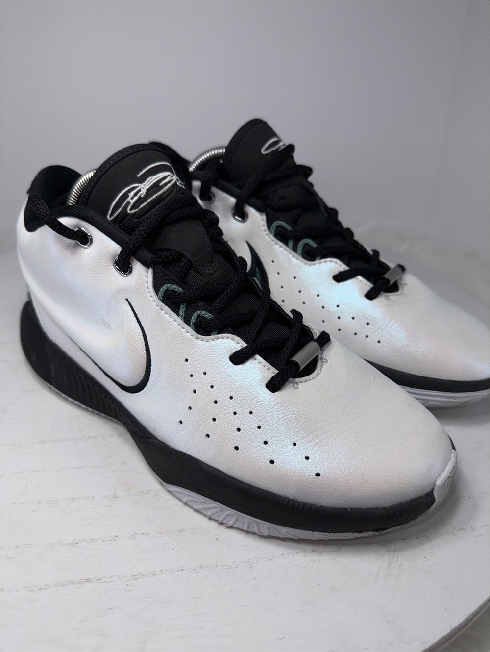 Nike Air Zoom Basketball Shoes White Black Size 7 Youth